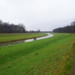 13-Blick-Luppe-Aufwärts-Mit-Deichen-Mauer-Am-Nordufer-Burgaue