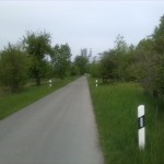 16a-Bernburg Am Felsenkeller Blick Von Klärwerk Nach Nordwesten Mit Streuobstwiesen Beidseitig Straße Hintergrund Schwenk Zementwerk (1)