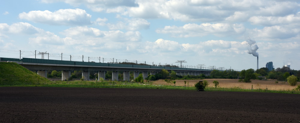 19-Döllnitz Verbindungsweg Dieskauer Park Blick Südwesten ICE-Strecke & Kraftwerk Korbetha