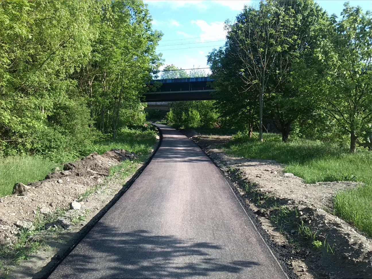 61a-Ostufer Elisabethbrücke Blick Nach Süden In Richtung Brücke An Der Magistrale (1)