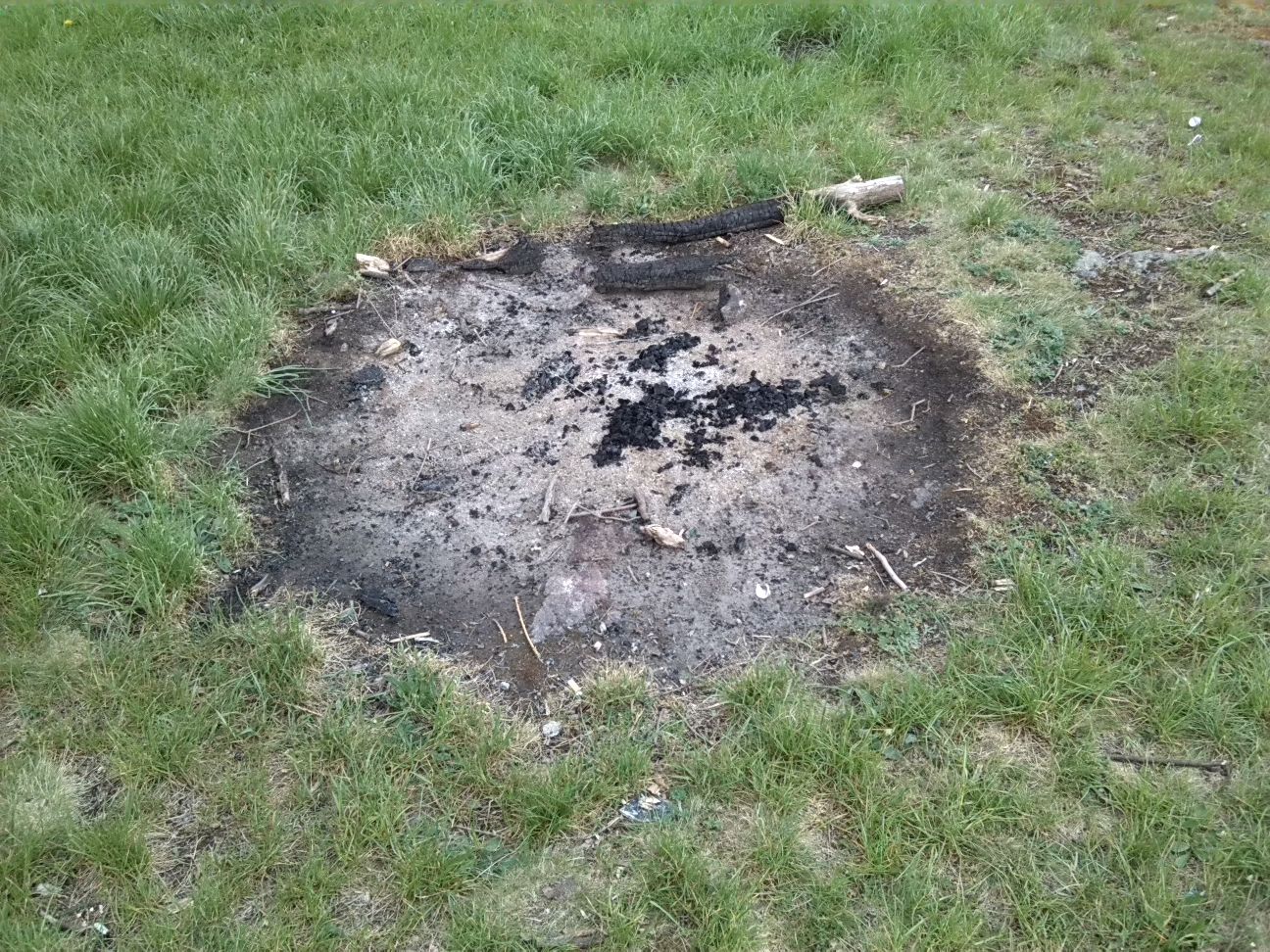 7-Plateau Klausberge Blick Von Nordwesten Auf Südosten Auf Feuerstelle Am Südostrand Nah (2)