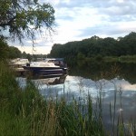 64a-Wettin-Löbejün Wettin Mühlweg Ufer Saale Blick Zusaalwerder & Booten (1)