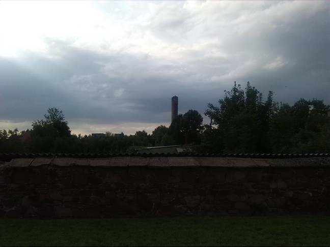 78a-Gemeinde Petersberg Ostrau Schornstein Mit Storchennest Unweit Eingang Schloss Ostrau Mit Schlossgraben (1)