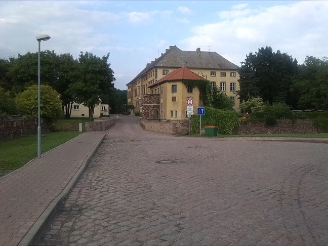 79a-Gemeinde Petersberg Ostrau Blick Zum Eingang Schloss Ostrau (1)