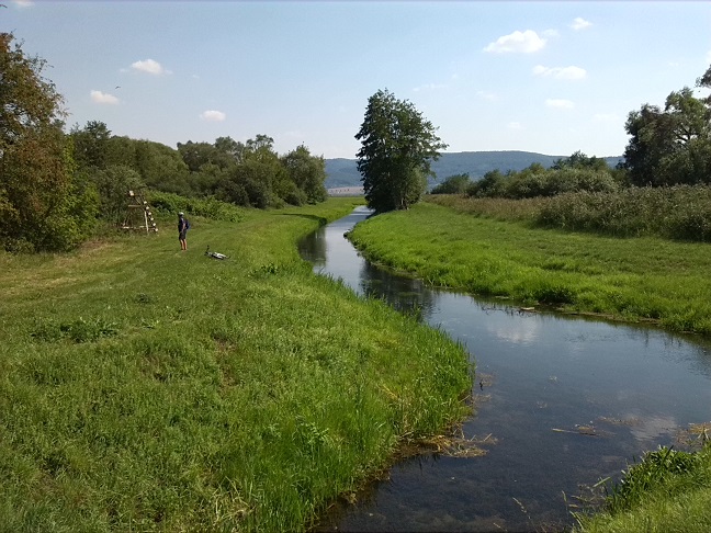 40a-Berga-Kelbra Blick Nebenhelmeabwärts Nach Südosten Mit Einmündung Kuhriethgraben In Richtung Talsperre Kelbra & Kyffhäuser (2)
