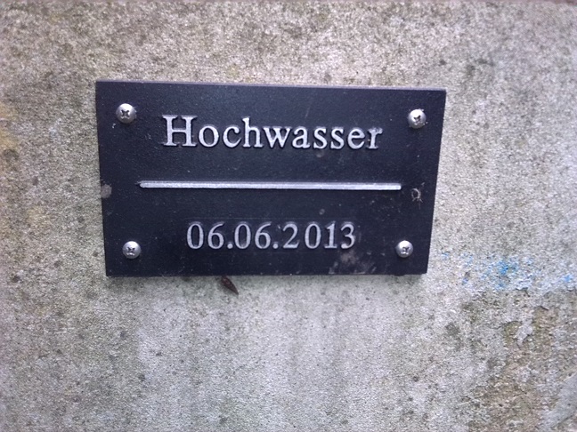 20a-Taucha Brücke Seegeritzer Weg Nach Seegeritz Über Parthe Blick Auf Sockel Mit Hochwassermarke 06.06.2013 (1)
