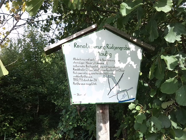 35a-Leipzig-Plaußig Seegeritzer Weg Blick Auf Schild Renaturierung Rüdgengraben Nach Nordosten (2)
