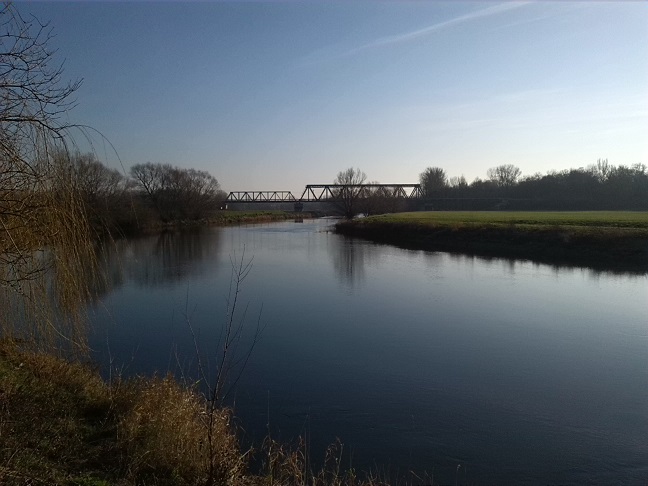 41a-Leuna Spitze Saale & Abtrennung Mittelkanal Blick Nach Südosten Zu Bahnbrücke Strecke Leuna-Leipzig (1)