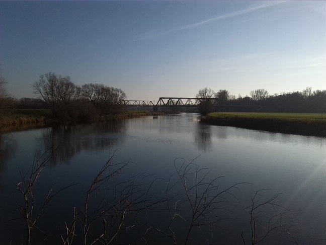 43a-Leuna Spitze Saale & Abtrennung Mittelkanal Blick Nach Südosten Zu Bahnbrücke Strecke Leuna-Leipzig (1)