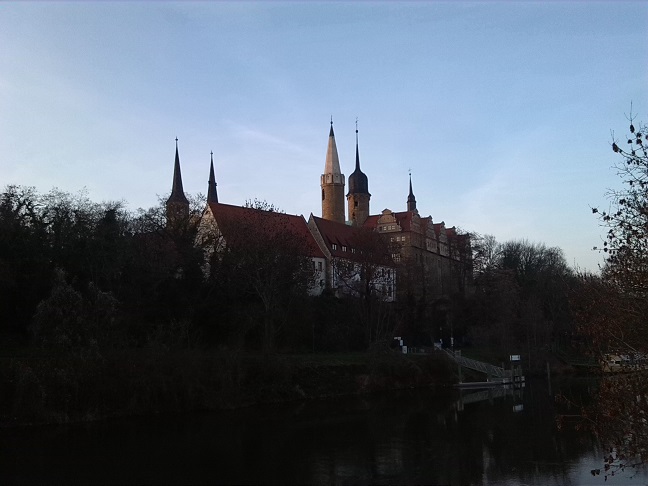 78a-Merseburg-Neumarkt-Blick Von Brücke Zwischen Neumarkt & Neumarkttor Über Saale Zu Schloss Nach Nordwesten (2)