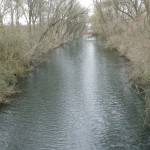 18a-Merseburg-Geiselabschnitt-Zwischen-Hinterem-Gotthardteich-Thomas-Müntzer-Straße-Blick-Von-Brücke-In-Richtung-Geusaer-Straße-Rosengarten-Flussaufwärts-Nach-Südwesten