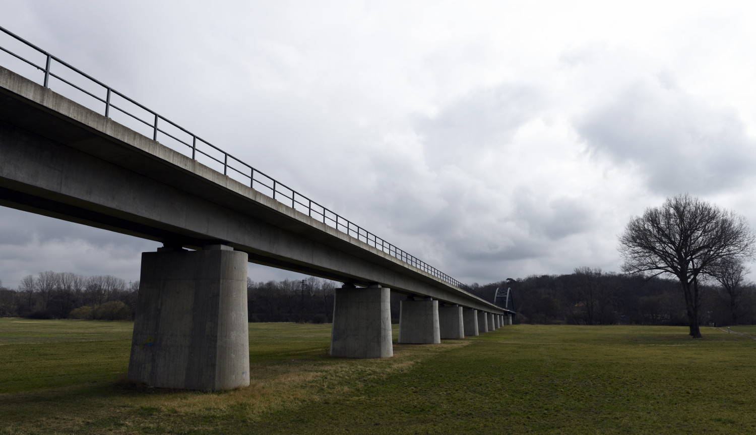 11-Weißenfels Kriechau Blick Auf Eisenbrücke Durch Saaleaue Nach Südosten