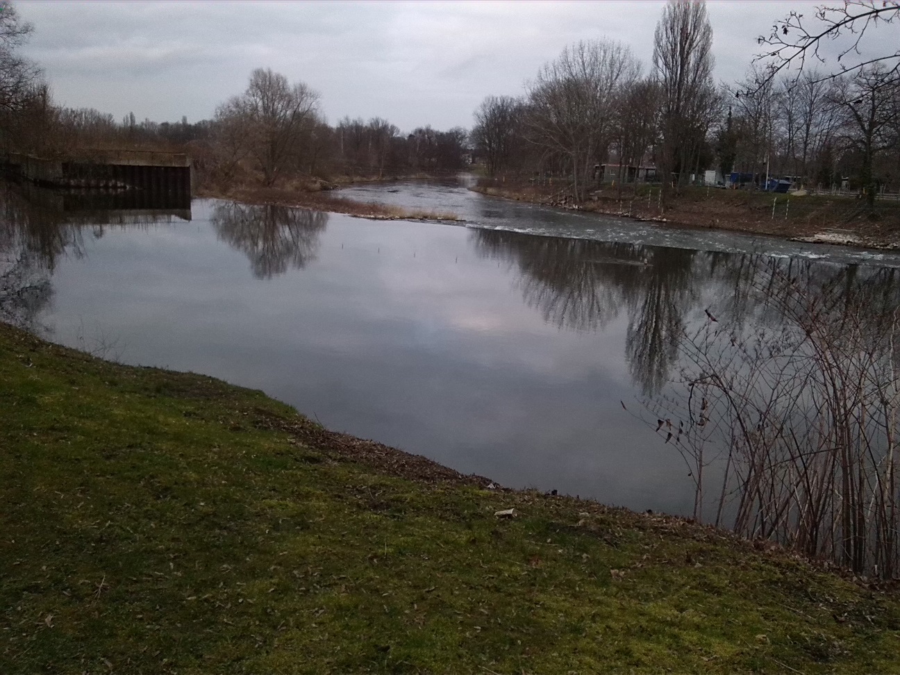 1a-Merseburg-Uferpromenade Unterhalb Schloss Blick Nach Nordosten Auf Königsmühle & Saale & Gelände Meuschaer Mühle (1)