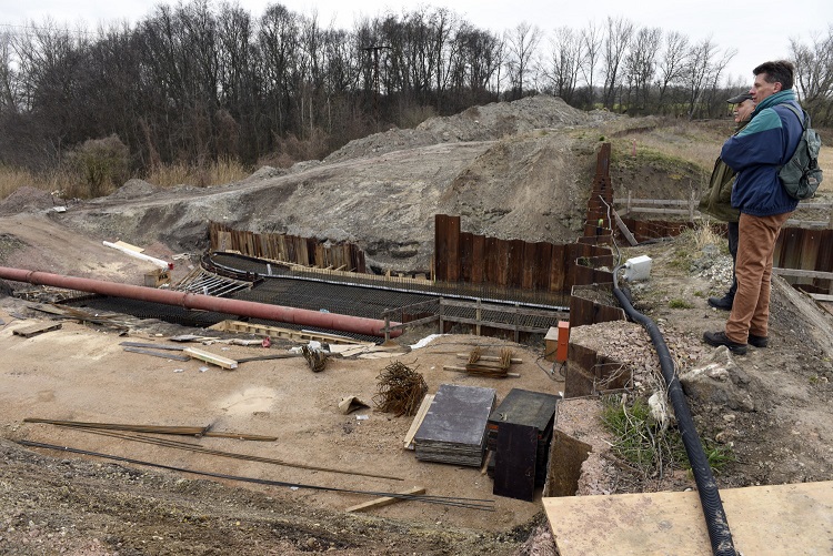 58a-Leuna Schladebach Baustelle Damm Rückhaltebecken Der Bach Blick Nach Norden