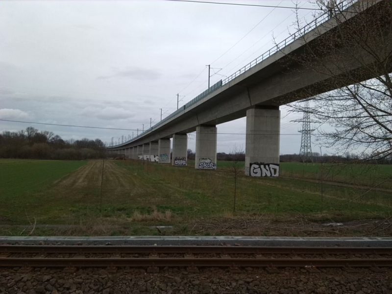 134-Halle Blick Von B91 Merseburger Straße Au fSaale-Elster-Aue Nach Osten Auf ICE-Strecke (1)