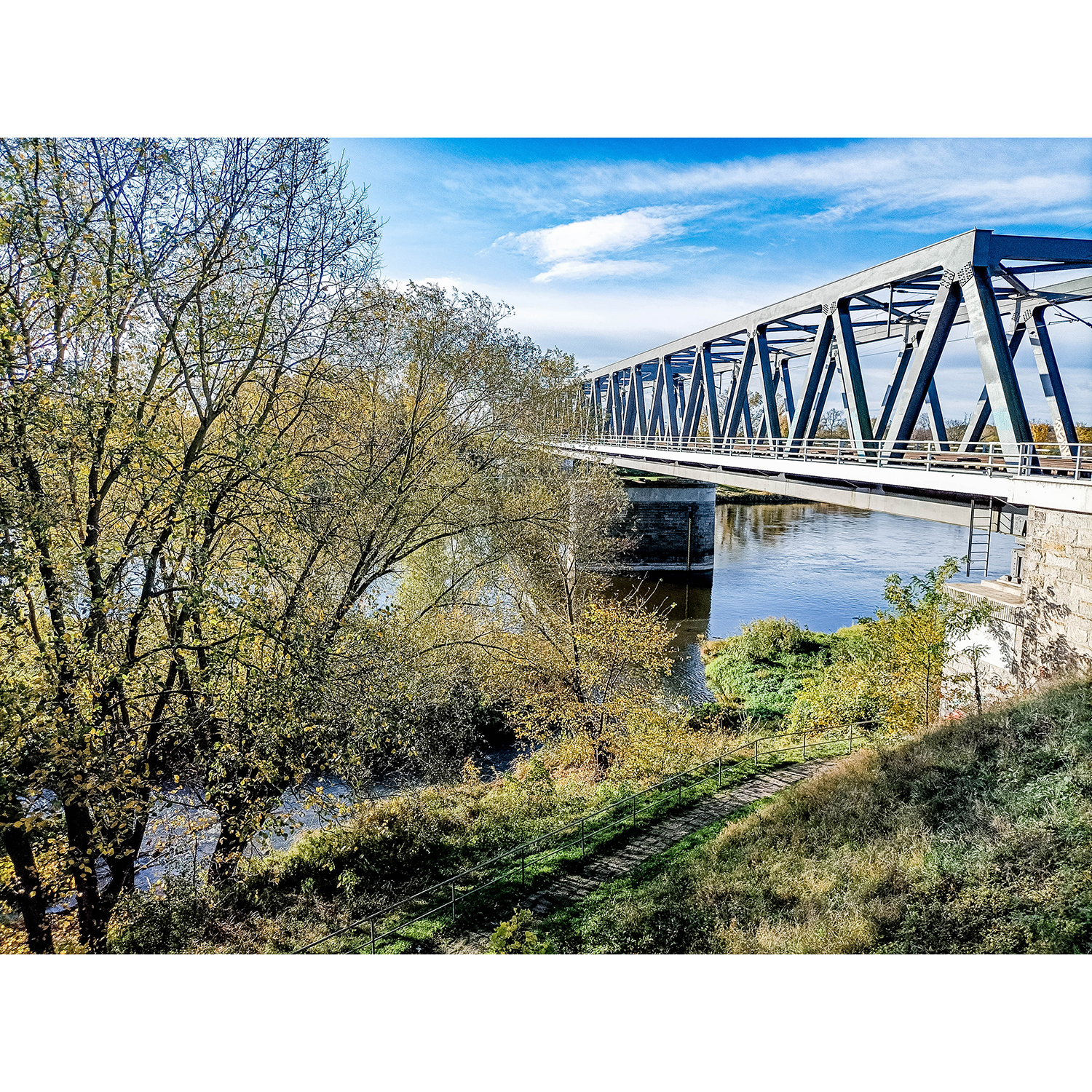 01-Dessau-Roßlau-Roßlau - Plattform südwestlich Dessauer Straße & Südstraße - Blick nach Südwesten auf Einmündung Rossel in Elbe gewässerabwärts & Eisenbahnbrücke