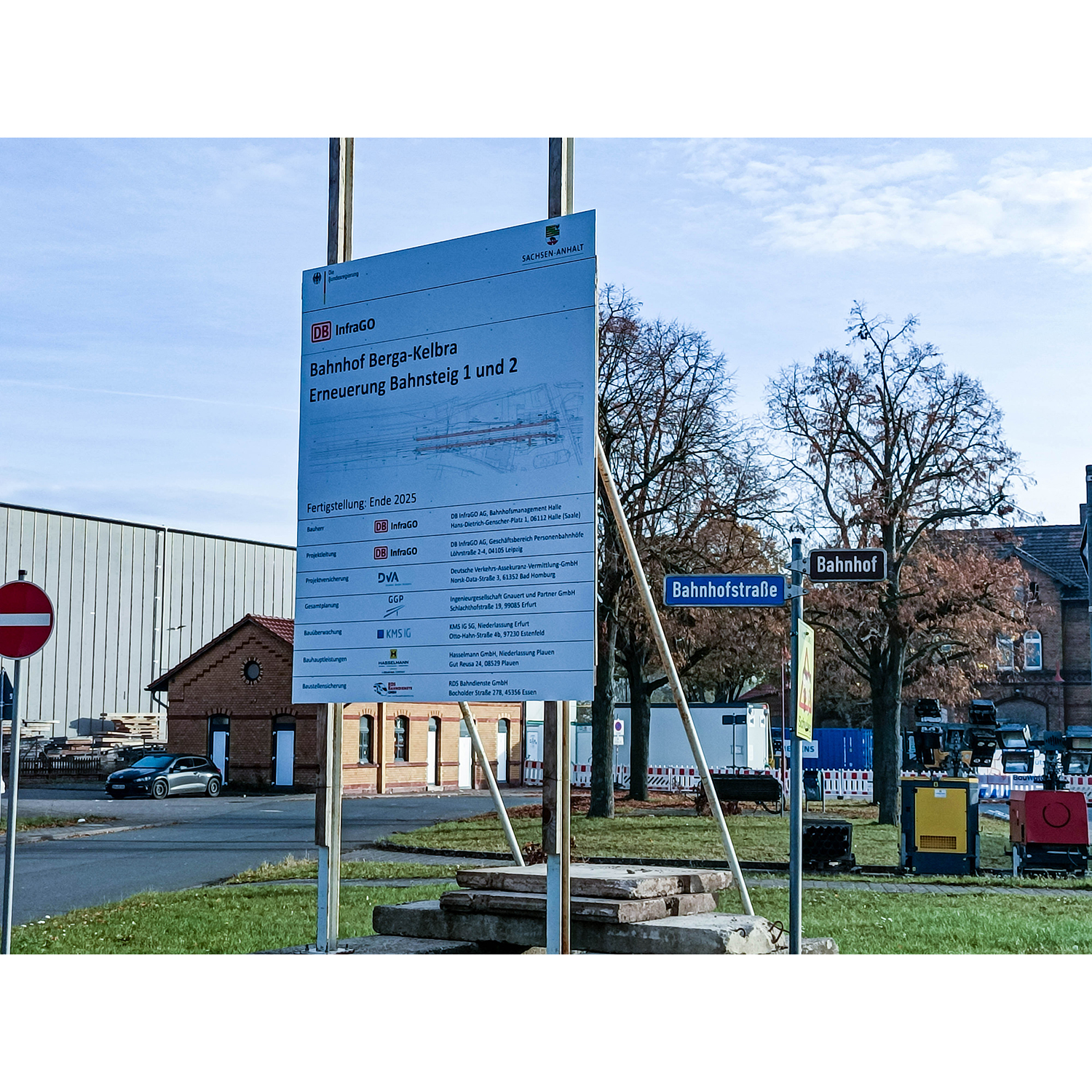 05-Goldene Aue - Berga - Bahnhofstraße - Bahnhof - Blick nach Nordosten auf Baustellenschild & Bahnhof Berga-Kelbra