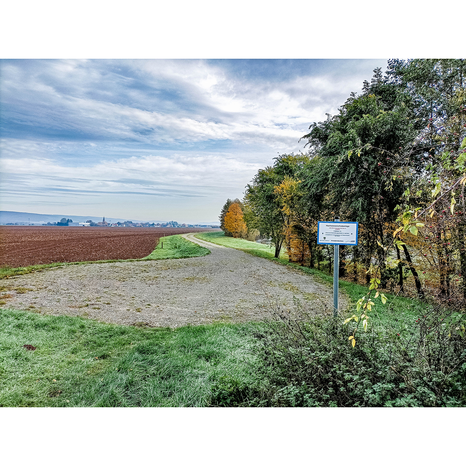 13-Goldene Aue - Berga - Ex-Trasse Kyffhäuser Kleinbahn - Blick nach Nordosten auf Thüringen & Deich nordöstlich Helme gewässerabwärts