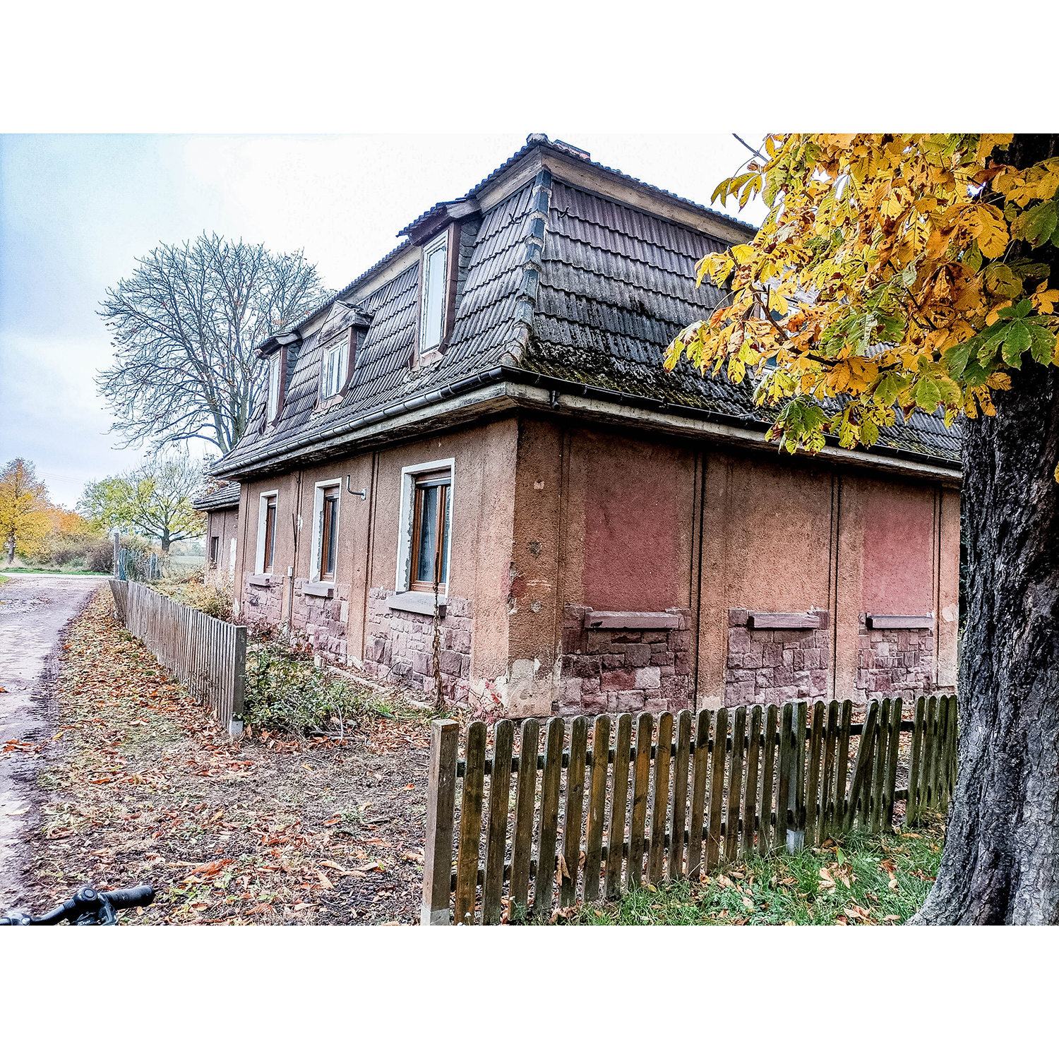 29-Goldene Aue - Berga - Blick nach Südwesten auf Gebäude Bahnhofstraße 21 b & B 85