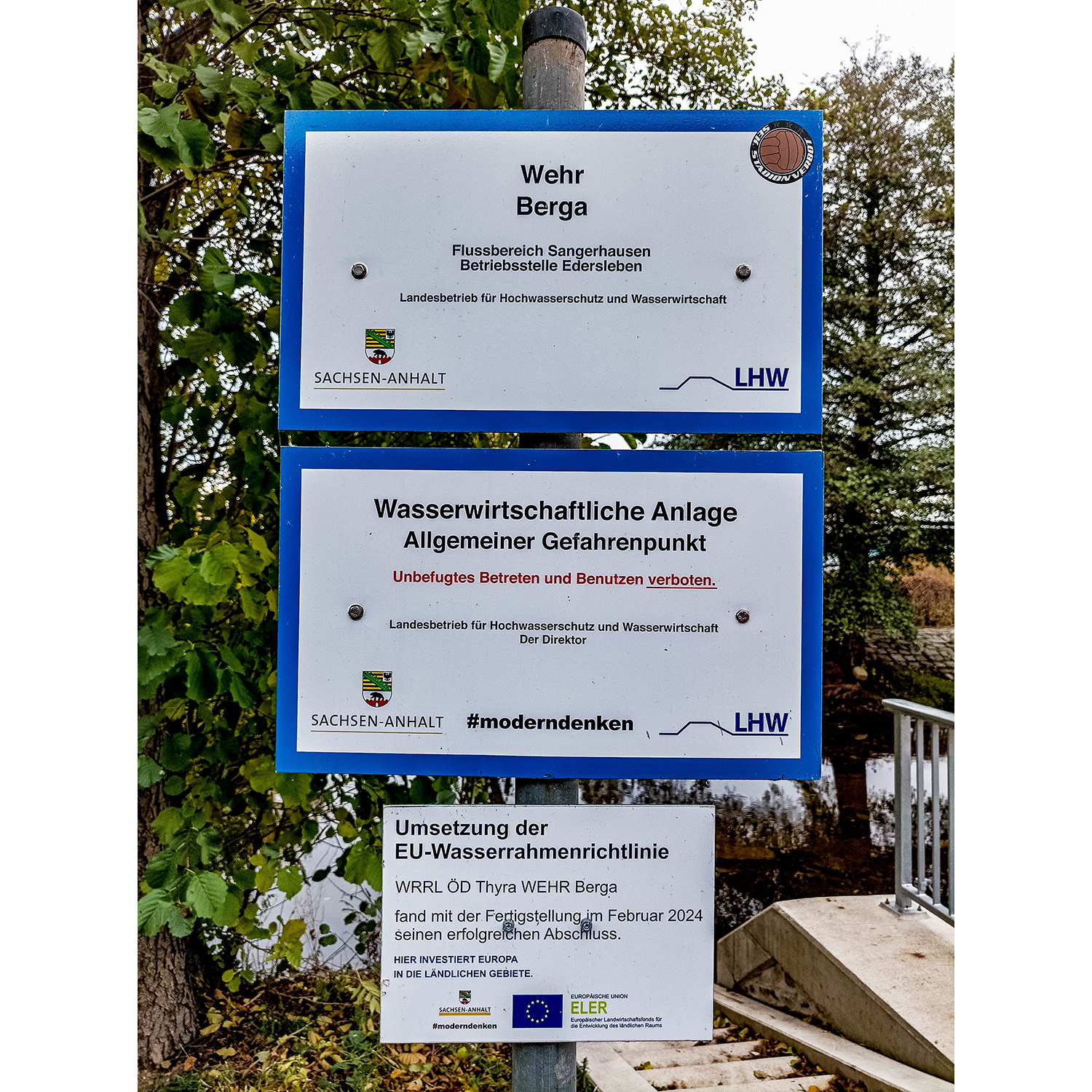 35-Goldene Aue - Berga - Lindenstraße - Blick nach Südosten auf Schilder Wehr Berga & Thyra gewässerabwärts