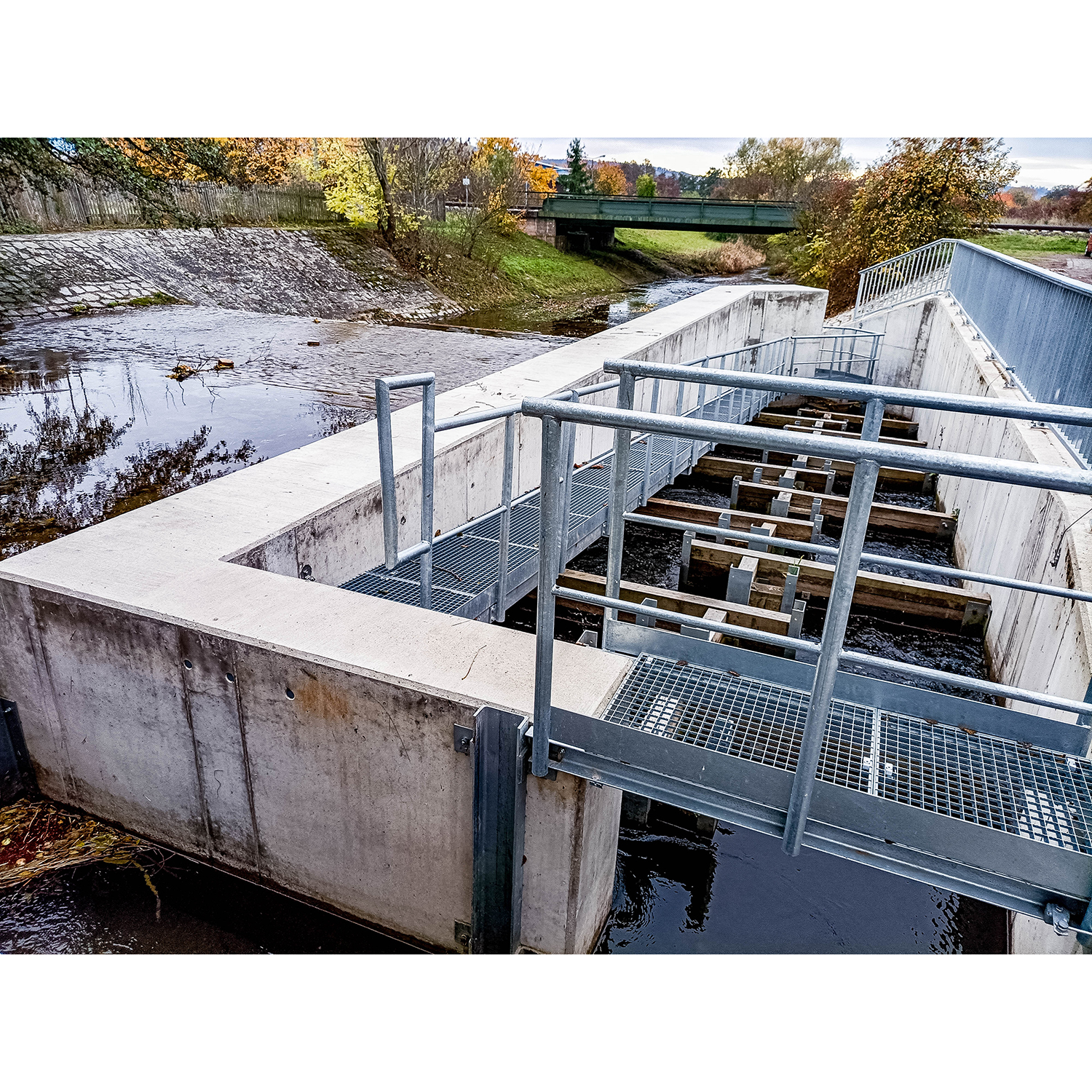 36-Goldene Aue - Berga - Lindenstraße - Blick nach Südosten auf Thyra gewässerabwärts & Wehr Berga & Fischaufstiegsanlage