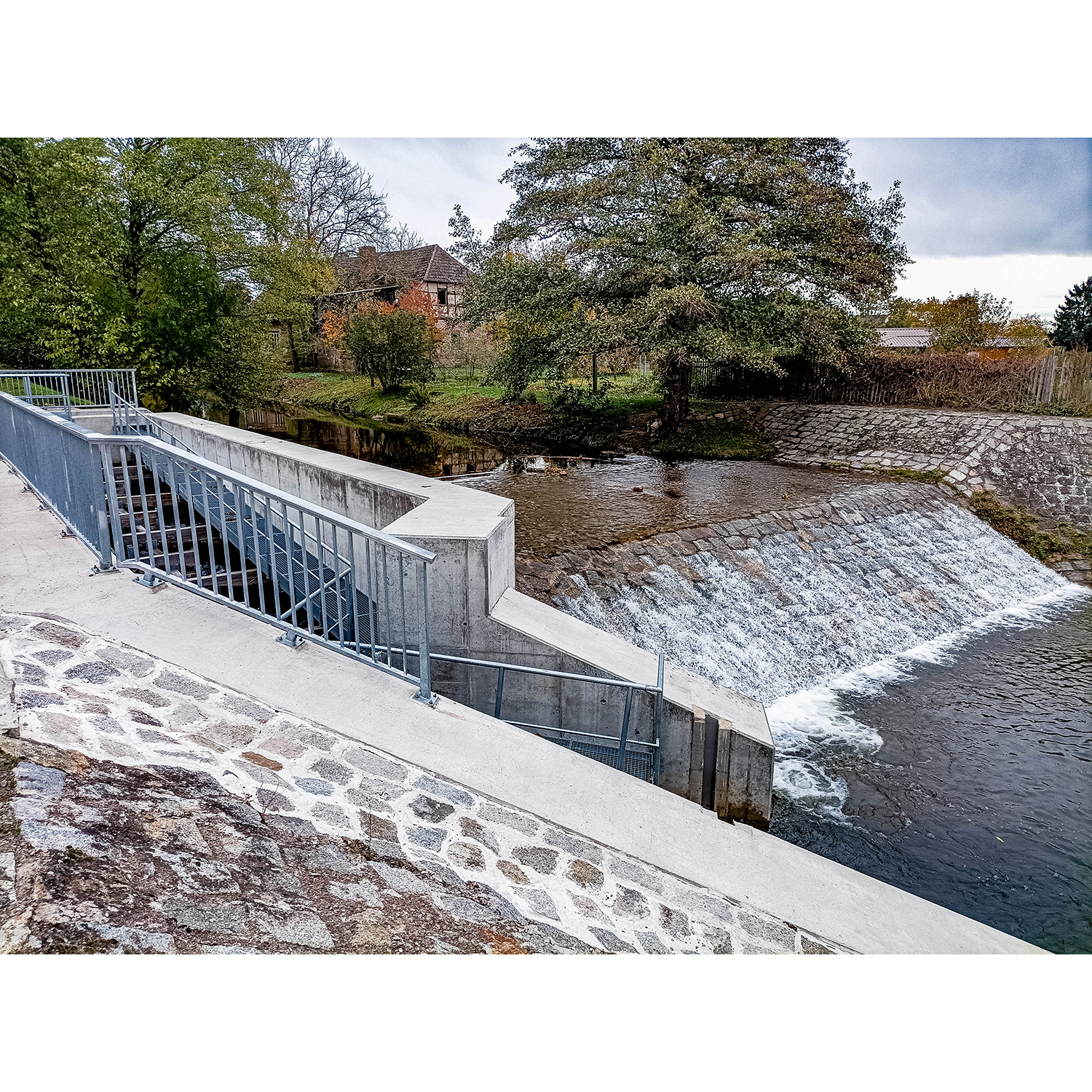 37-Goldene Aue - Berga - Lindenstraße - Blick nach Nordosten auf Fischaufstiegsanlage & Wehr Berga & Thyra gewässeraufwärts