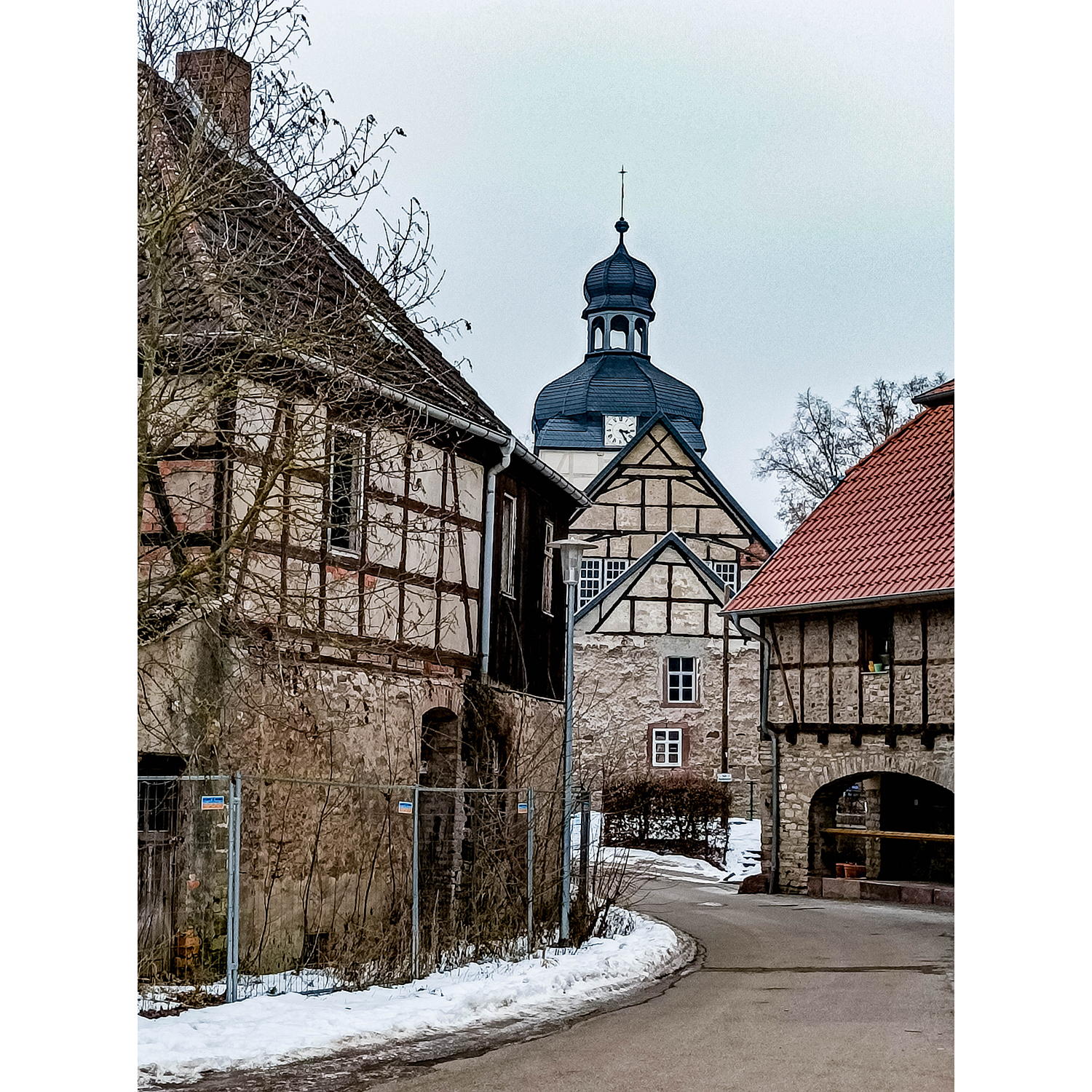 28-Südharz-Uftrungen - An der Kirche - Blick nach Nordwesten auf Kirche Sankt Andreas
