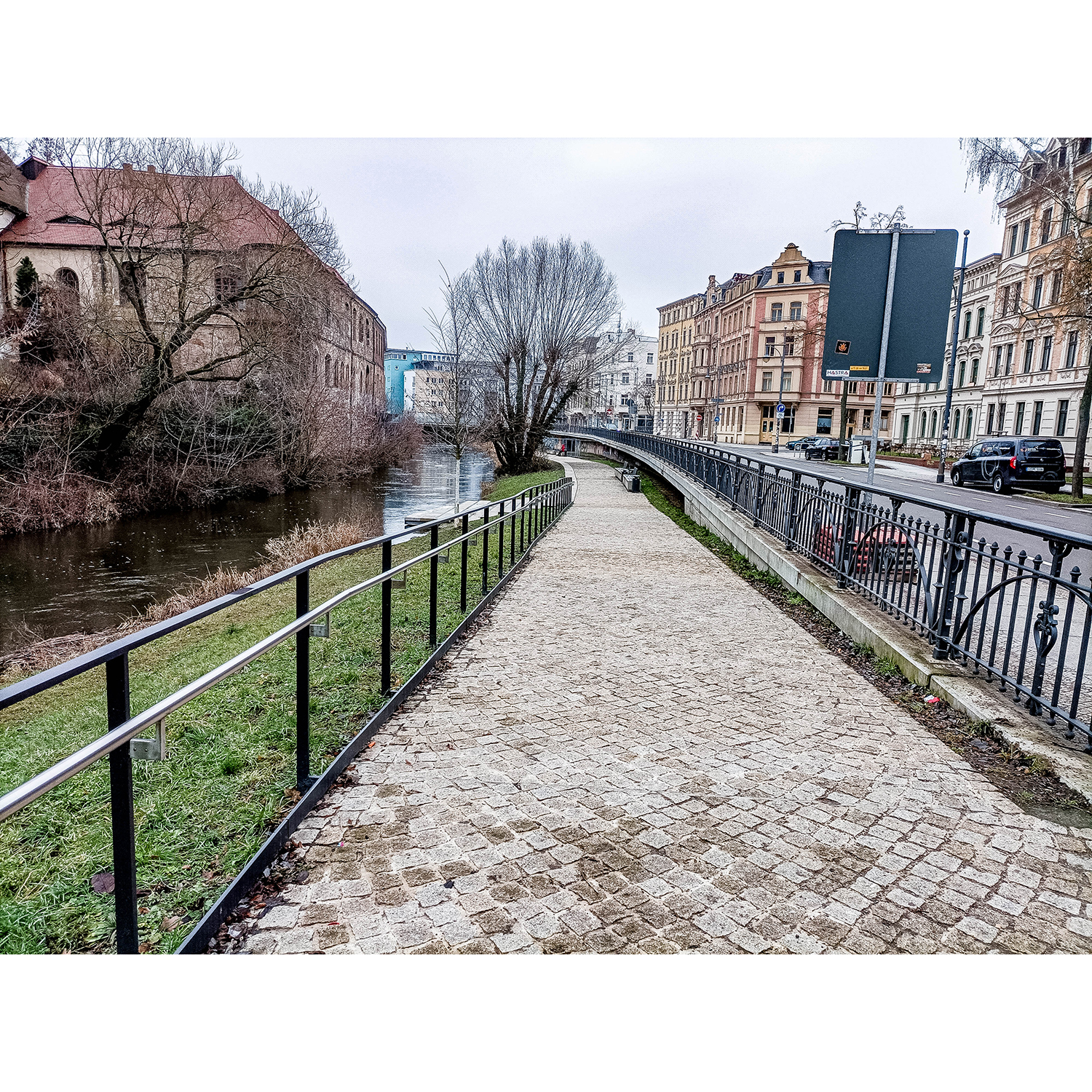 05-Halle-Robert-Franz-Ring - Blick nach Südosten auf Neue Residenz & Mühlgraben gewässeraufwärts & Klausbrücke & Robert-Franz-Ring