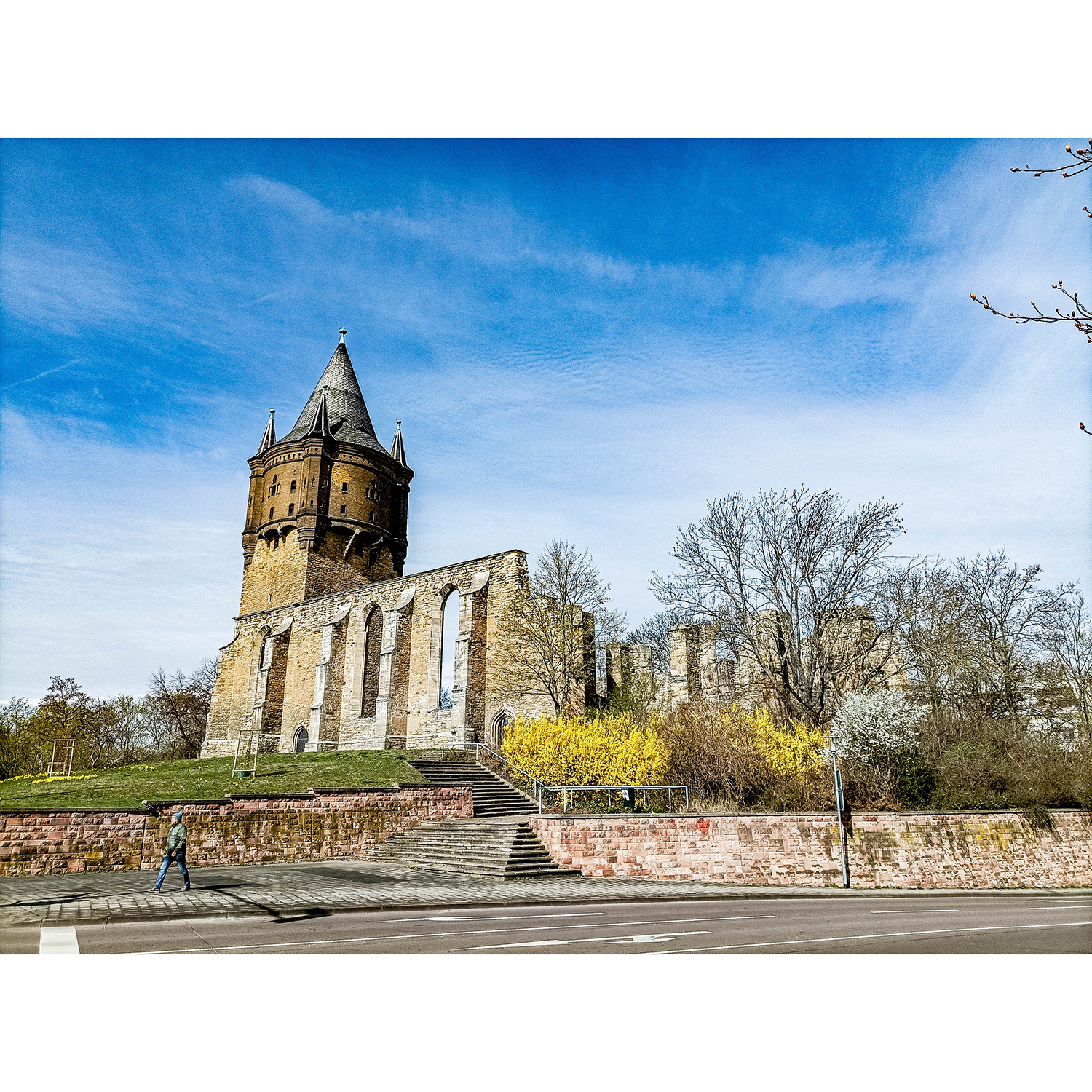 01-Merseburg-Ecke B 181 & Sixtistraße - Blick nach Nordwesten auf Kirchenruine St. Sixti