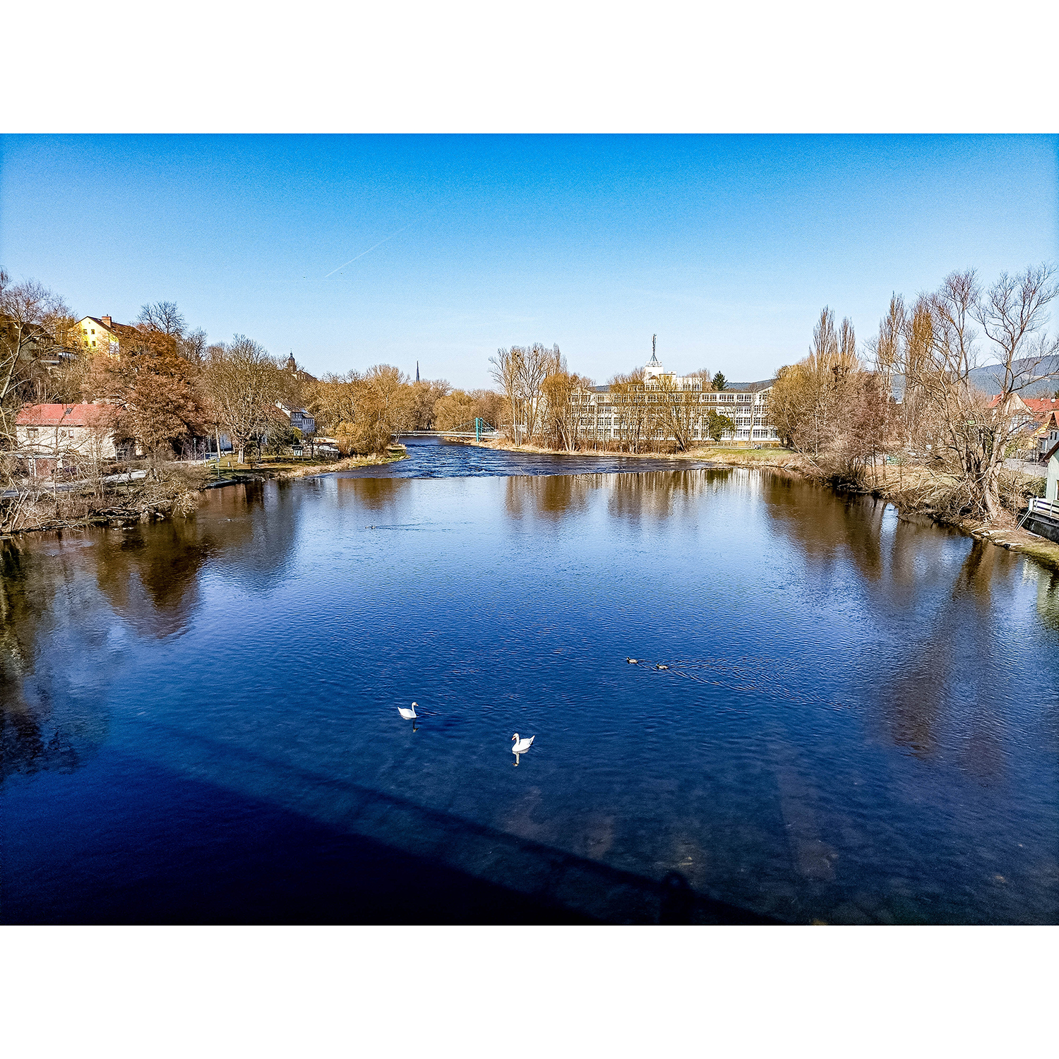 03-Saalfeld-Brücke Bahnhofstraße - Blick nach Nordwesten auf Grünhain & Saale gewässerabwärts mit Ex-Zeisswehr & Carl-Zeiss-Brücke & Carl-Zeiss-Straße