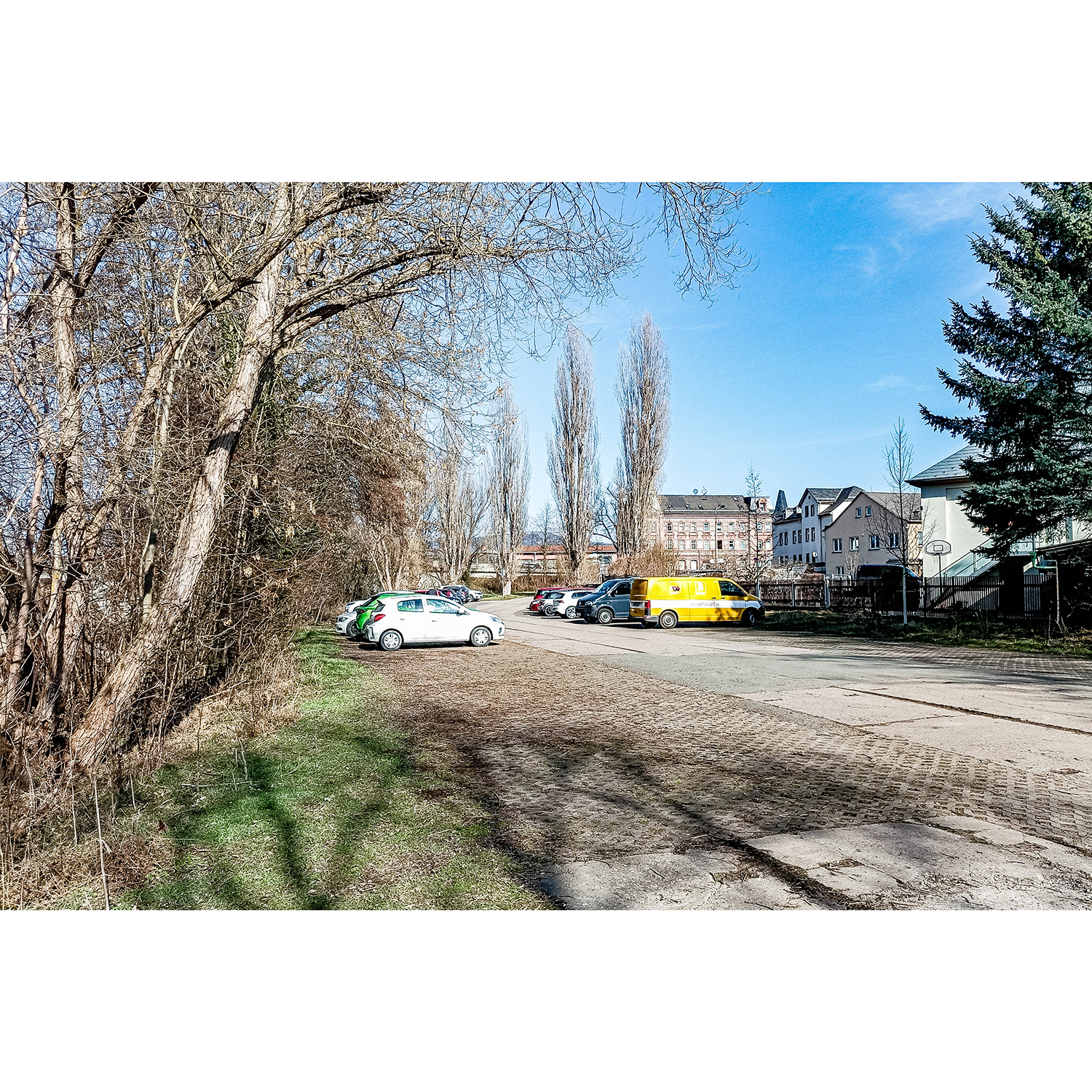 05-Saalfeld-Saaleufer am Parkplatz Pößneckerstraße-Hüttenstraße - Blick nach Norden in Richtung Pößnecker Straße&Hüttenstraße&Bahnhofstraße