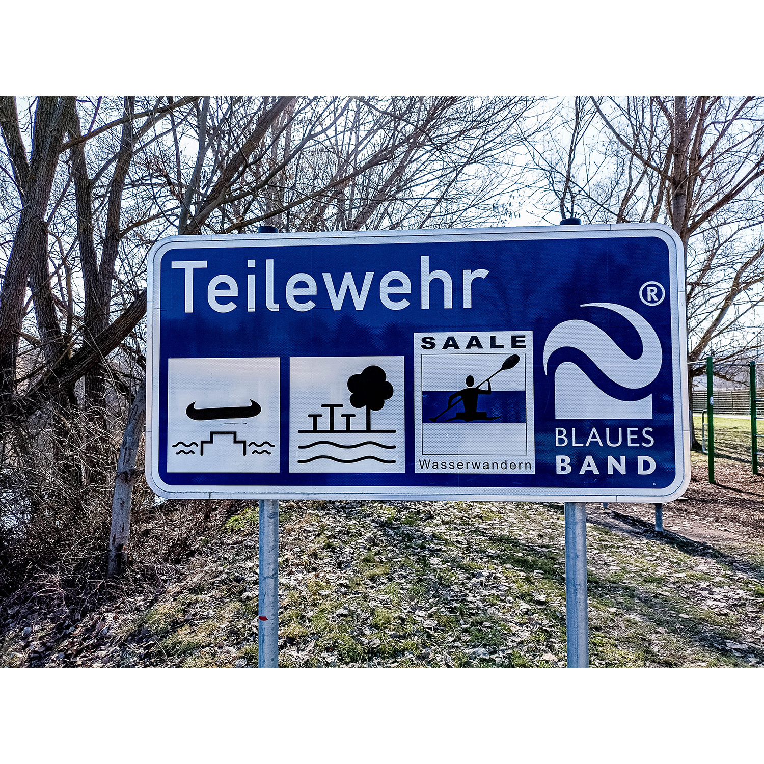16-Saalfeld-Saalewiesen - Blick nach Südosten auf Schild Teilewehr