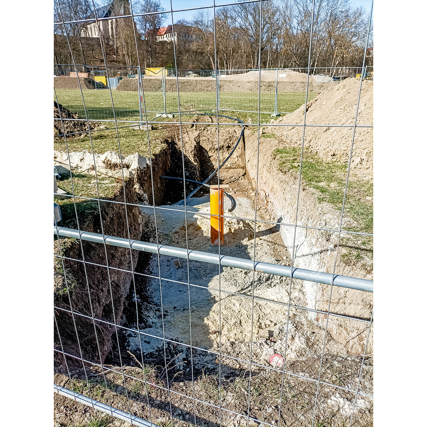 24-Saalfeld-Saaleradweg - Blick nach Nordwesten auf Am Weidig & Baustelle Regenüberlaufbecken Hauptsammler H in Saalfeld & Gertrudiskirche Graba
