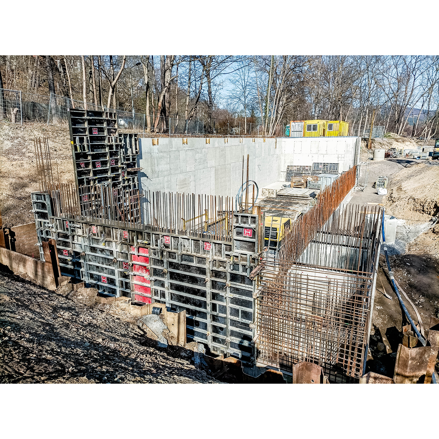 26-Saalfeld-Aue Siechenbach unweit Am Weidig - Blick nach Nordosten auf Baustelle Regenüberlaufbecken Hauptsammler H in Saalfeld