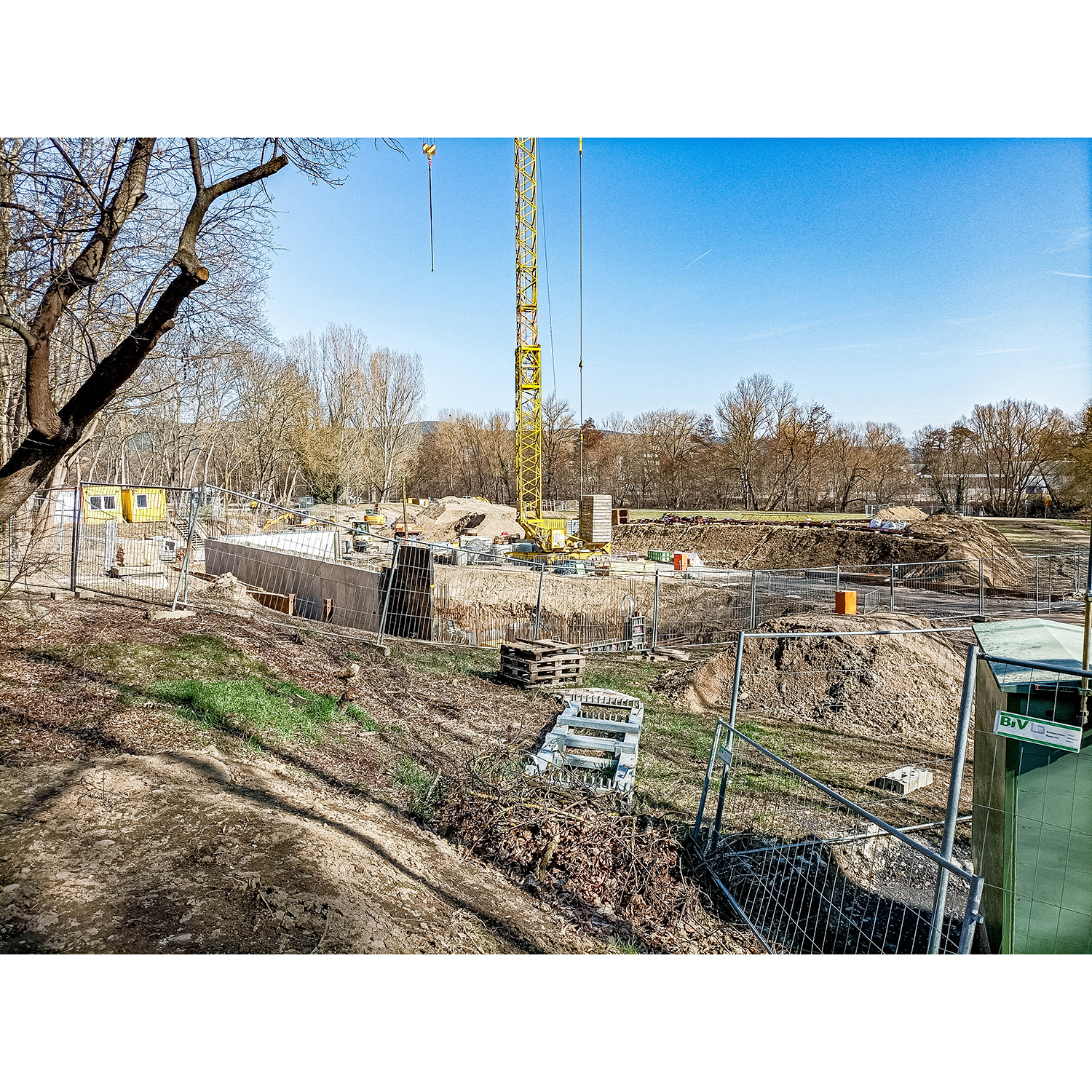 29-Saalfeld-Am Weidig - Blick nach Nordosten auf Baustelle Regenüberlaufbecken Hauptsammler H in Saalfeld & Saaleaue mit Saaleradweg
