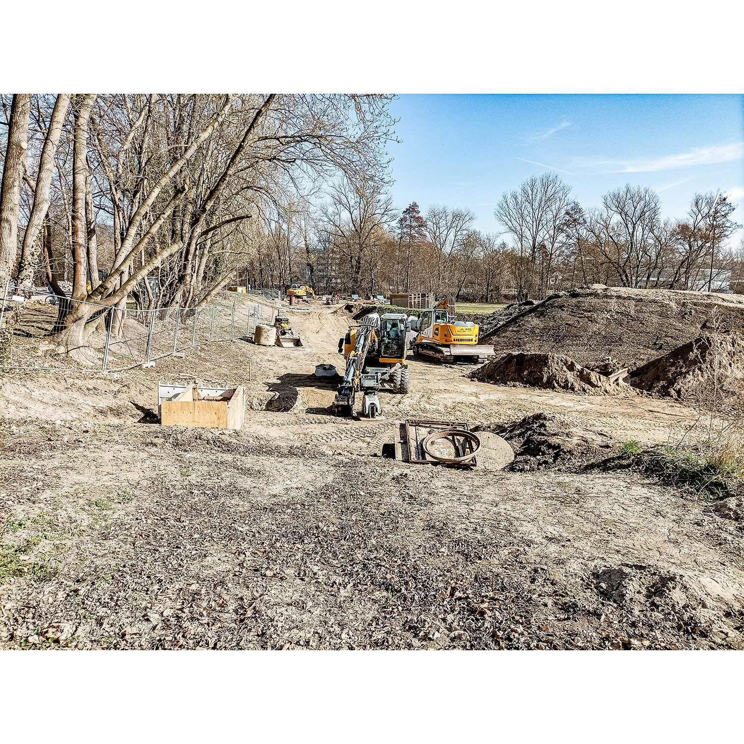 30-Saalfeld-Am Weidig - Blick nach Nordosten auf Baustelle Regenüberlaufbecken Hauptsammler H in Saalfeld & Saaleaue mit Saaleradweg