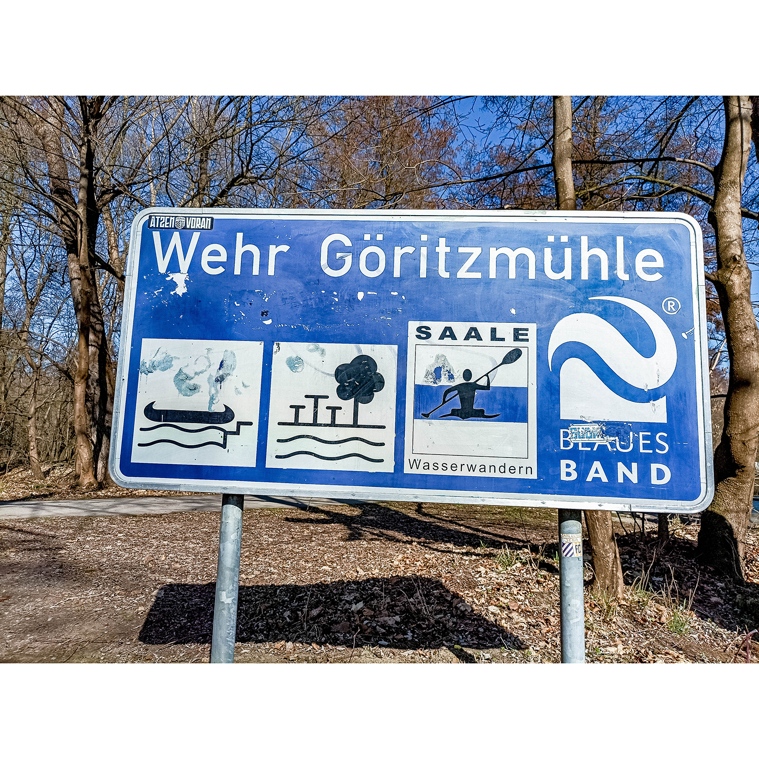 34-Saalfeld-Saaleradweg - Blick nach Norden auf Schild Wehr Göritzmühle