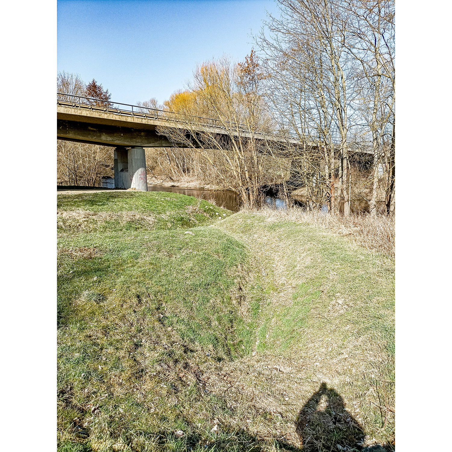 62-Rudolstadt - Saalweg - Abschnitt zwischen Auebach & Brücke B 85 & 88 - Blick nach Nordwesten auf Gewässerbett mit Aue & Einmündung in Saale & Brücke B 85 & 88