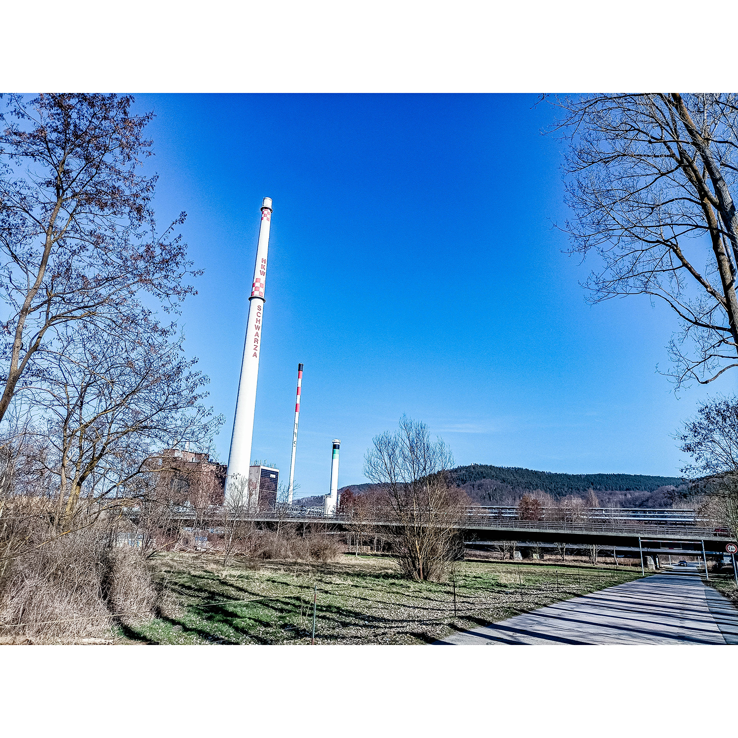 69-Rudolstadt - Schwarza - Preilipper Straße - Blick nach Nordosten auf Brücken B 85 & Eisenbahn & Heizkraftwerk Schwarza