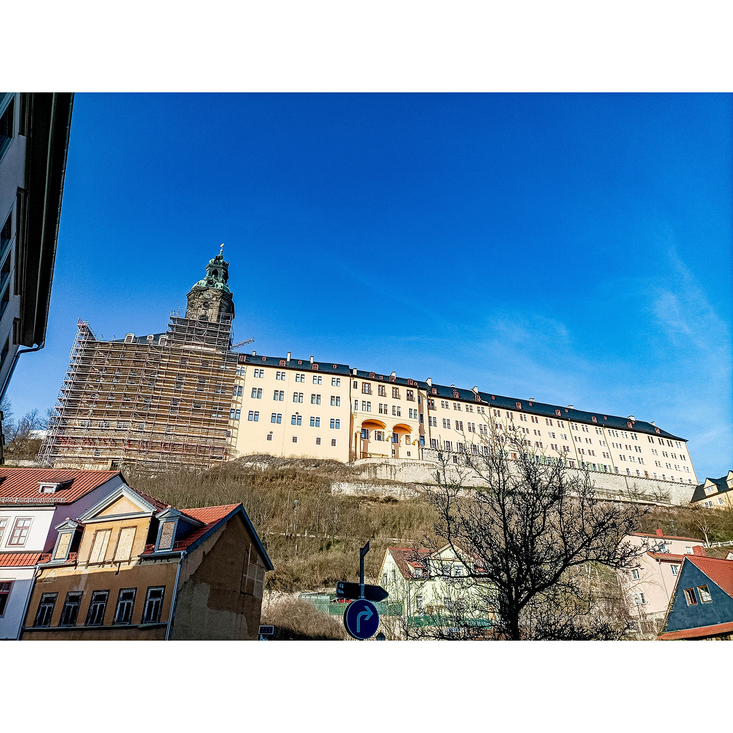 93-Rudolstadt-Stiftsgasse - Blick nach Nordosten auf Residenzschloss